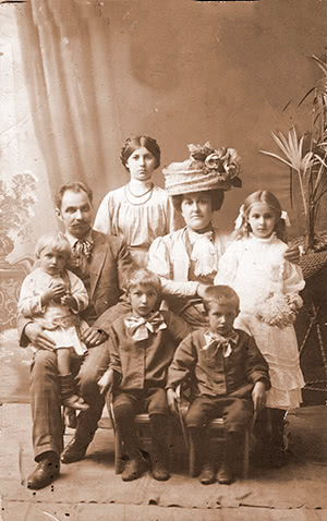 Cім’я Костянтина Луковського, в якій було п’ятеро дітей