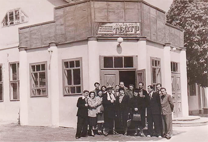 Актори бiля театру на Поштовiй в Рівному